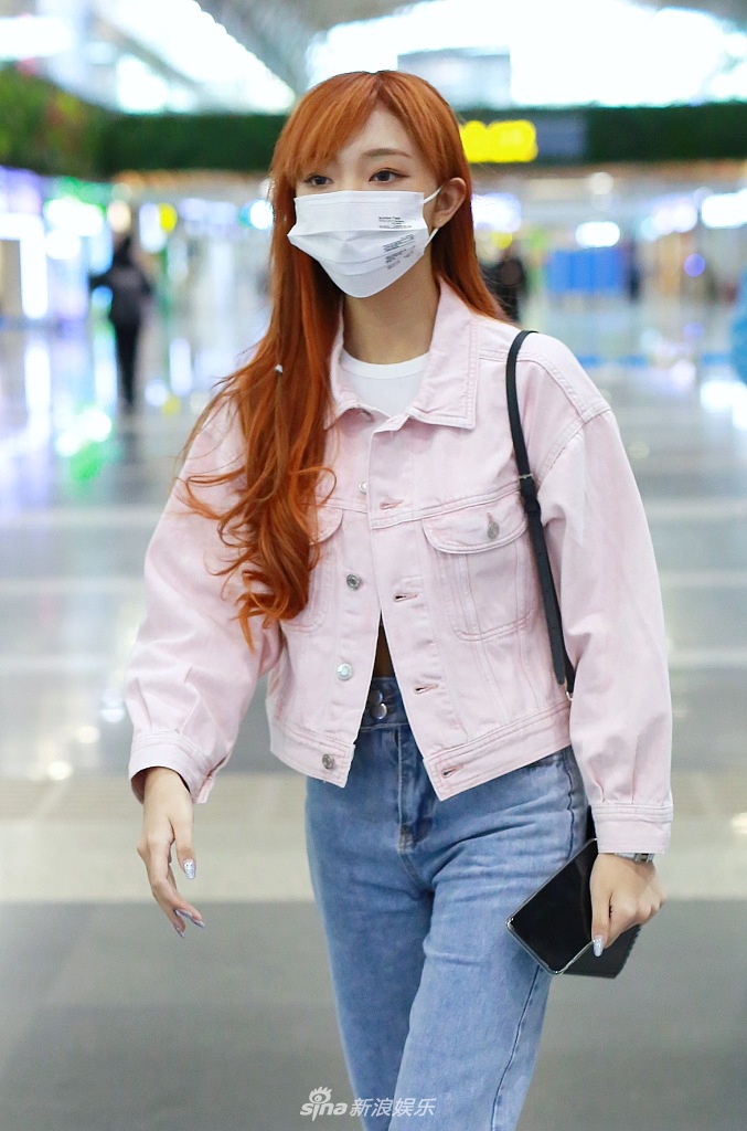 李紫婷留红色长发似洋娃娃 穿露脐装大秀性感蛮腰