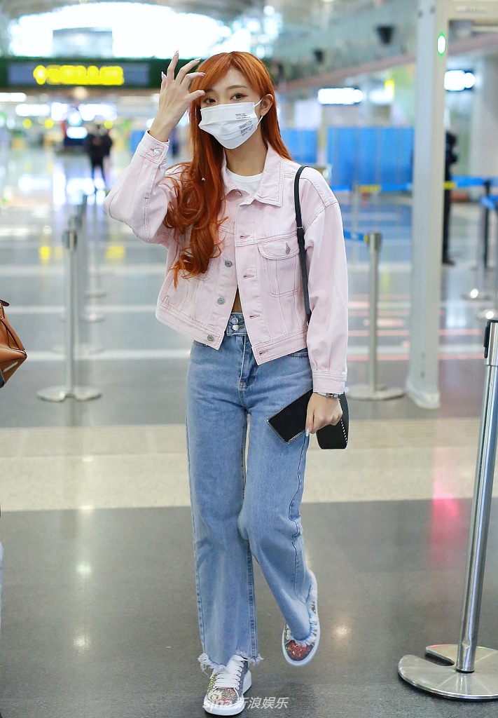 李紫婷留红色长发似洋娃娃 穿露脐装大秀性感蛮腰