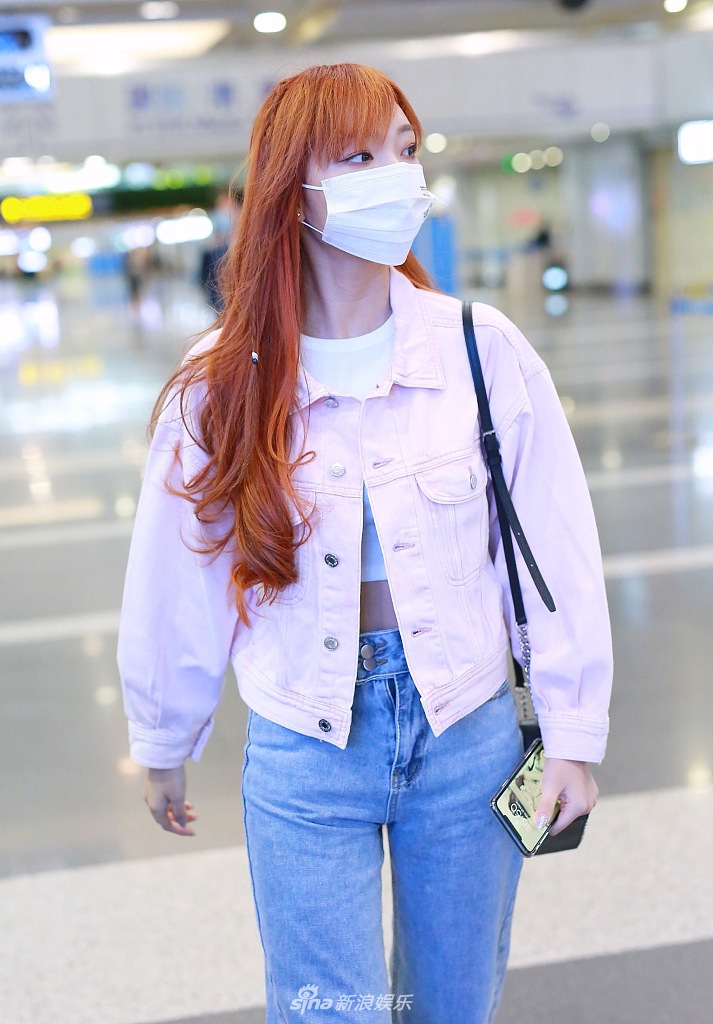 李紫婷留红色长发似洋娃娃 穿露脐装大秀性感蛮腰