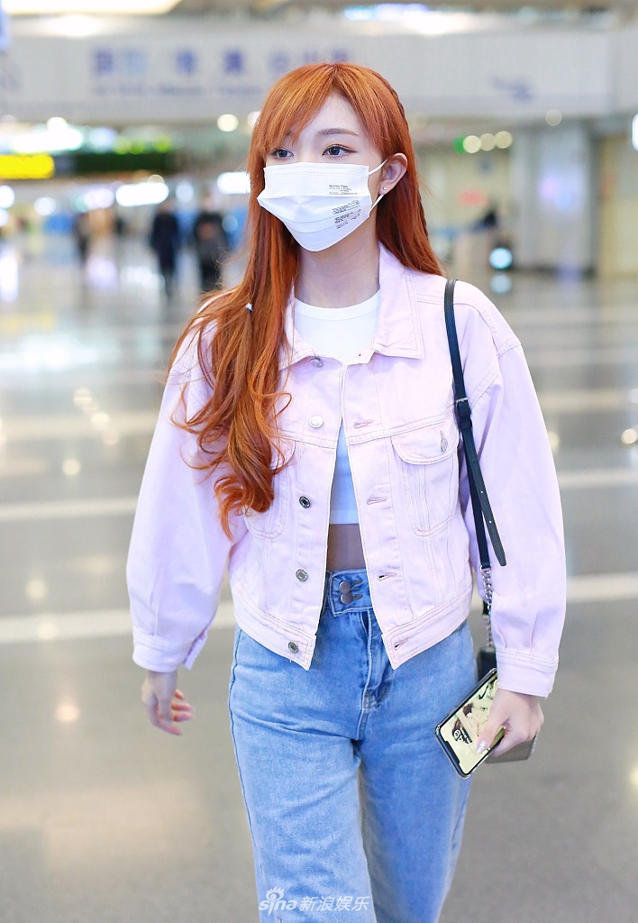 李紫婷留红色长发似洋娃娃 穿露脐装大秀性感蛮腰