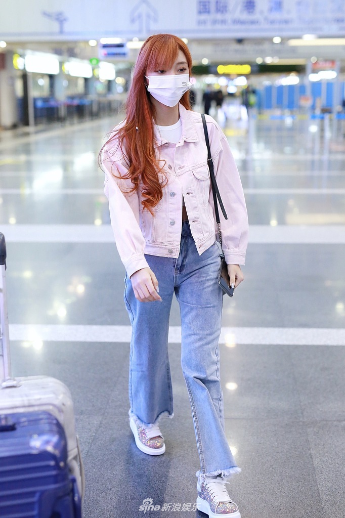 李紫婷留红色长发似洋娃娃 穿露脐装大秀性感蛮腰