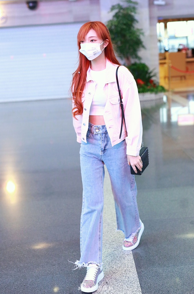 李紫婷留红色长发似洋娃娃 穿露脐装大秀性感蛮腰