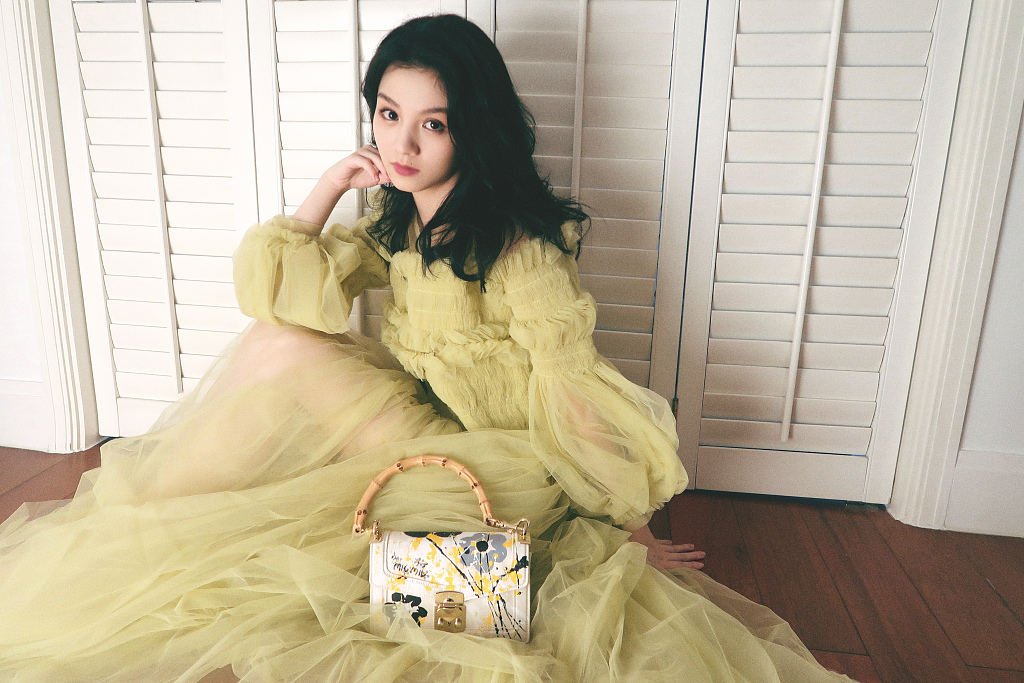 春夏穿淡黄色纱裙拍写真 长发披肩仙范儿十足