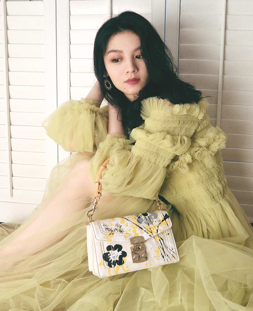 春夏穿淡黄色纱裙拍写真 长发披肩仙范儿十足