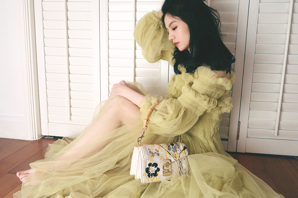 春夏穿淡黄色纱裙拍写真 长发披肩仙范儿十足