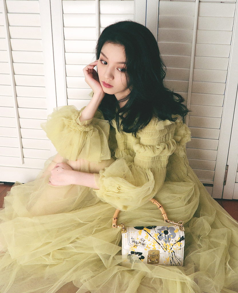 春夏穿淡黄色纱裙拍写真 长发披肩仙范儿十足