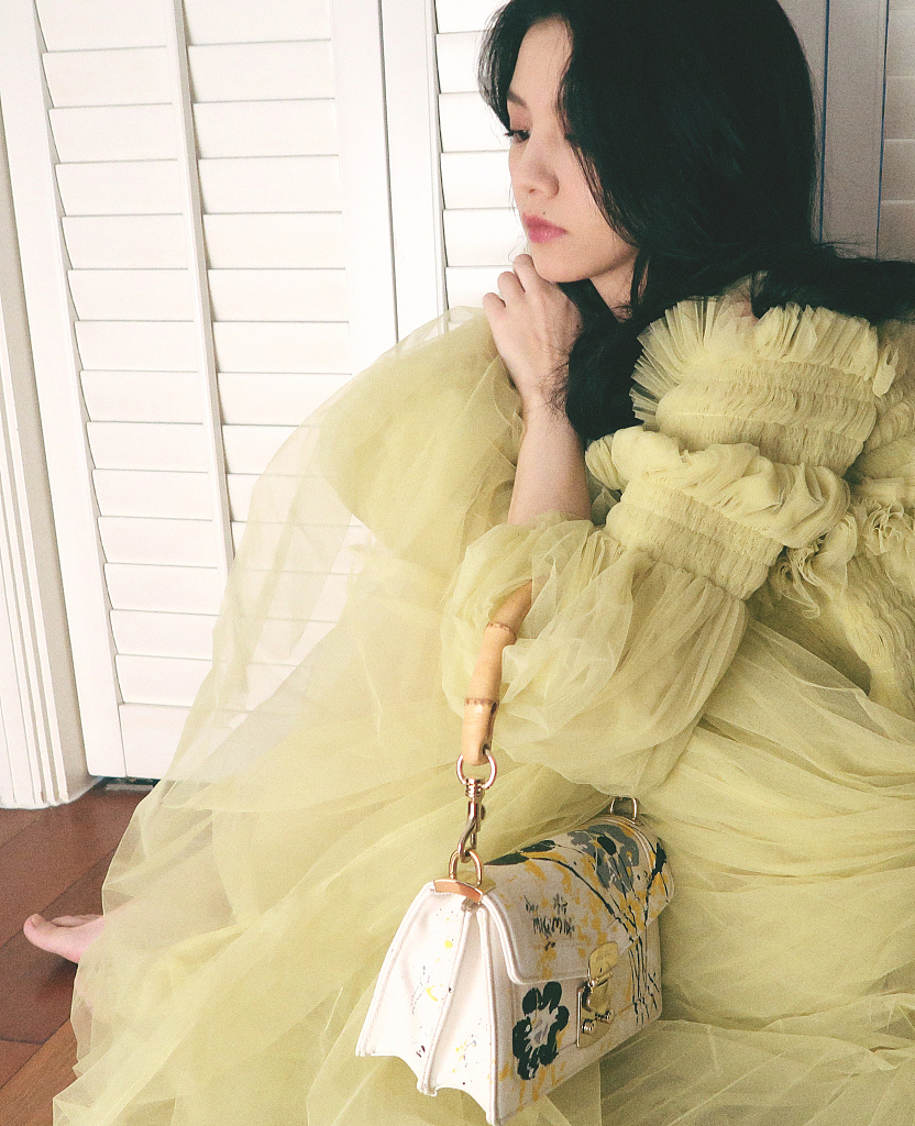 春夏穿淡黄色纱裙拍写真 长发披肩仙范儿十足