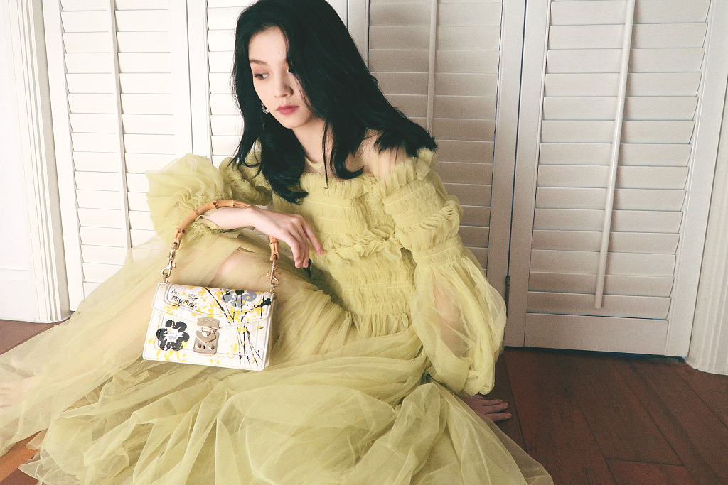 春夏穿淡黄色纱裙拍写真 长发披肩仙范儿十足