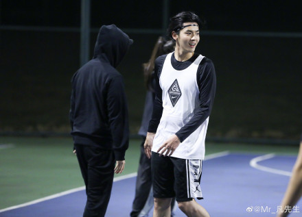 吴亦凡和同事打篮球 瘦回巅峰期帅气十足