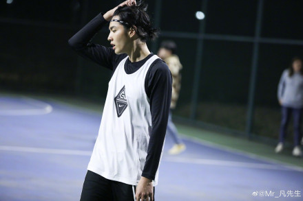 吴亦凡和同事打篮球 瘦回巅峰期帅气十足