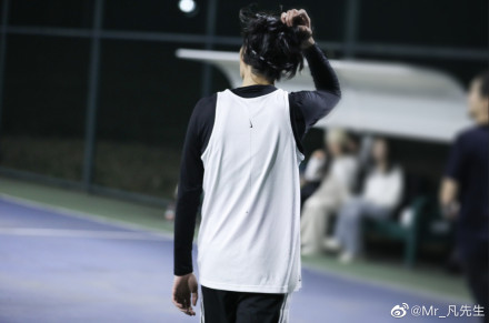 吴亦凡和同事打篮球 瘦回巅峰期帅气十足