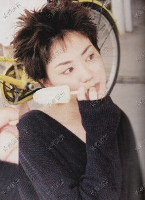 王菲清纯旧照曝光 当街吃雪糕卖萌