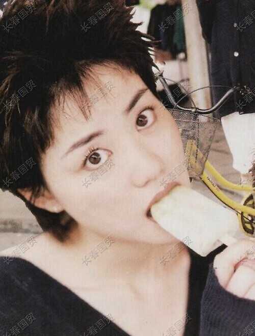 王菲清纯旧照曝光 当街吃雪糕卖萌