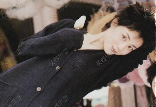 王菲清纯旧照曝光 当街吃雪糕卖萌