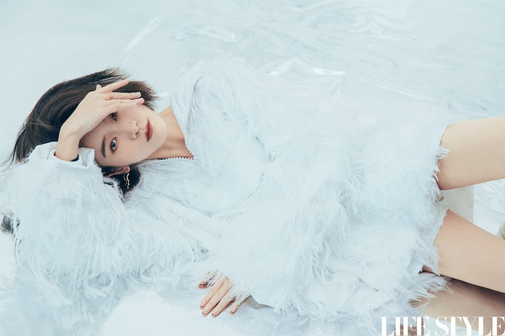 张雪迎最新时尚大片曝光 着蓝色扎染长裙温柔优雅