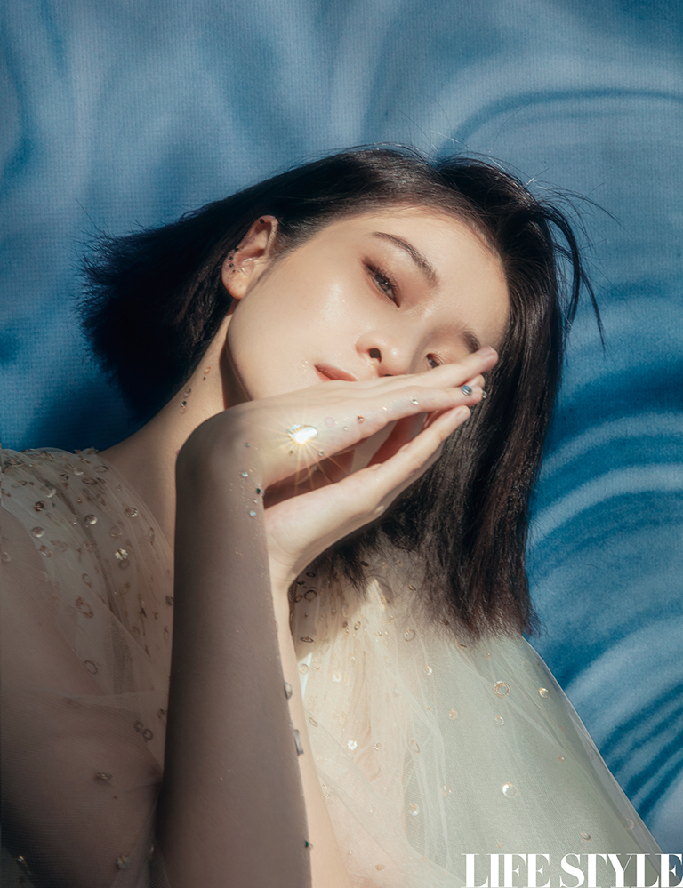 张雪迎最新时尚大片曝光 着蓝色扎染长裙温柔优雅