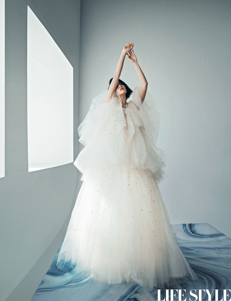 张雪迎最新时尚大片曝光 着蓝色扎染长裙温柔优雅