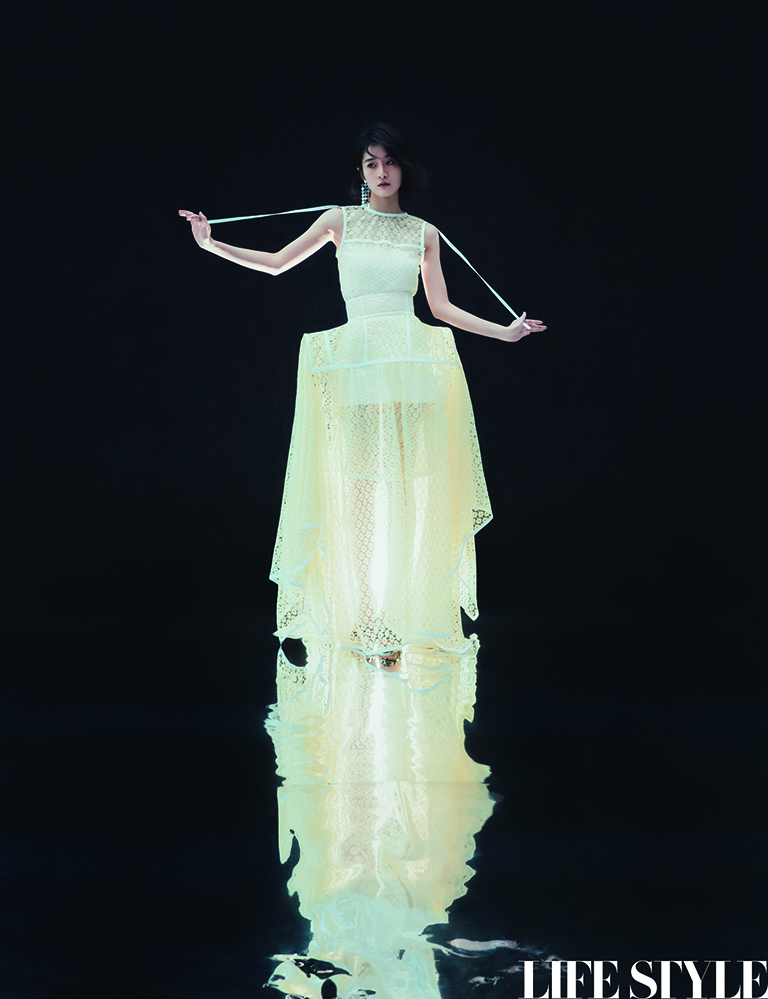 张雪迎最新时尚大片曝光 着蓝色扎染长裙温柔优雅