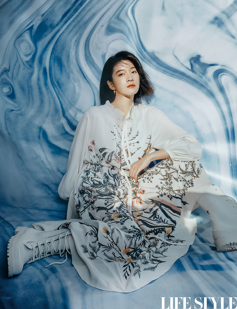 张雪迎最新时尚大片曝光 着蓝色扎染长裙温柔优雅