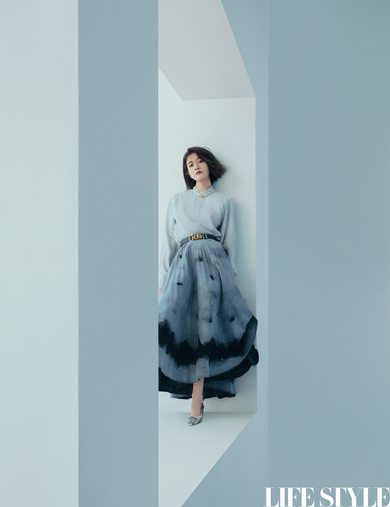 张雪迎最新时尚大片曝光 着蓝色扎染长裙温柔优雅