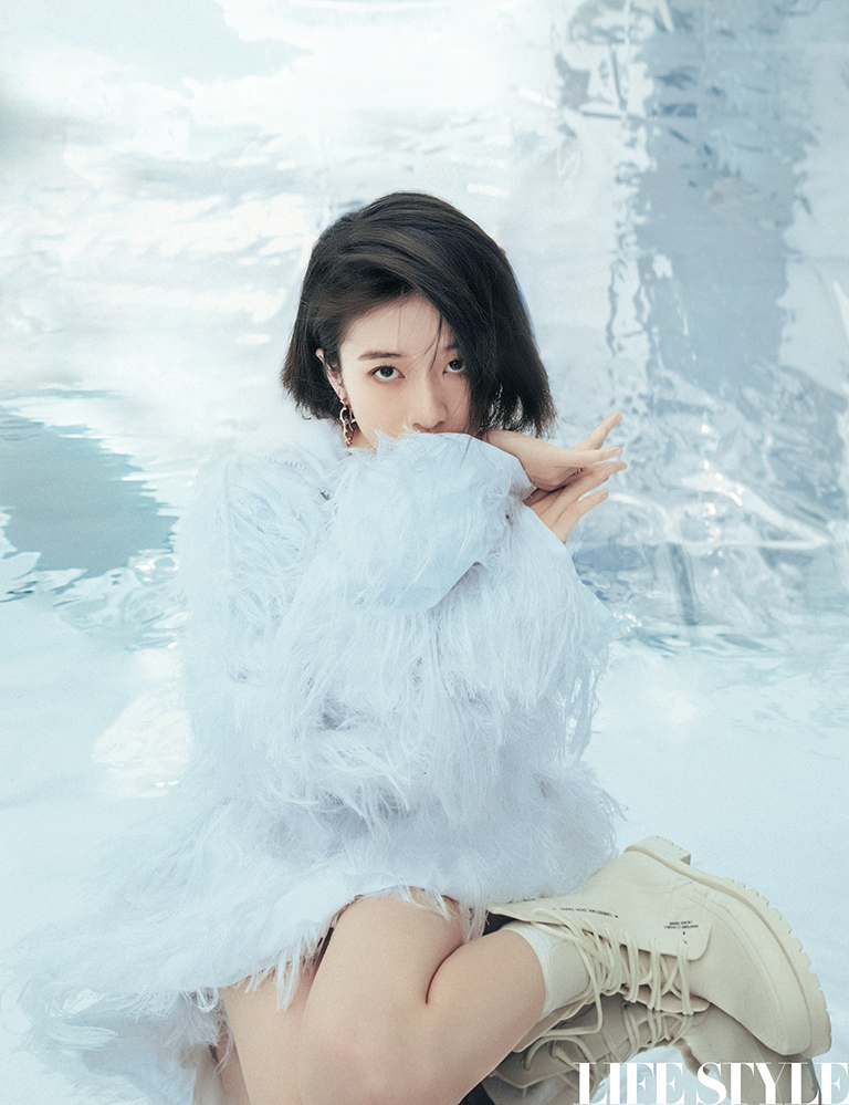 张雪迎最新时尚大片曝光 着蓝色扎染长裙温柔优雅