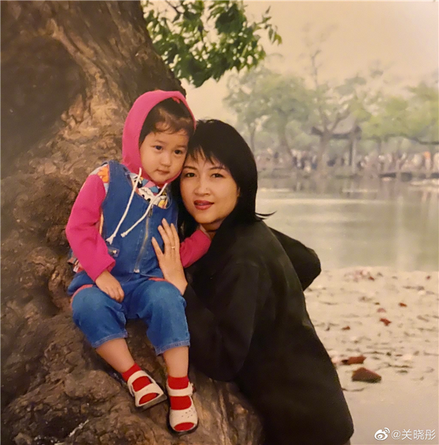 妈妈也是美人！关晓彤晒母女旧时合照显温馨