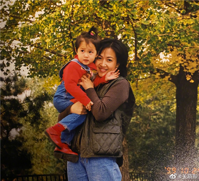 妈妈也是美人！关晓彤晒母女旧时合照显温馨