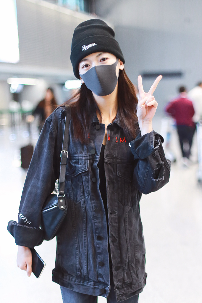 吴谨言素颜现身皮肤白皙 俏皮比V温婉可人