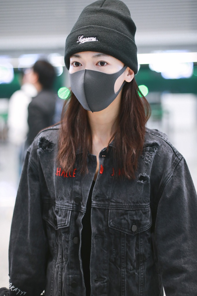 吴谨言素颜现身皮肤白皙 俏皮比V温婉可人