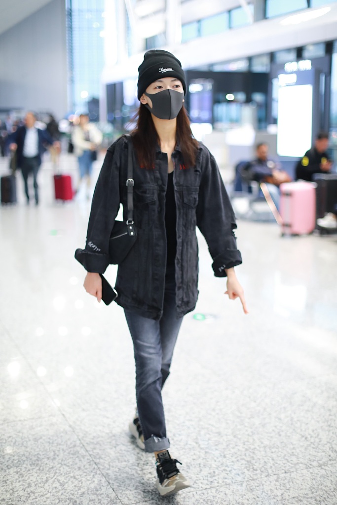 吴谨言素颜现身皮肤白皙 俏皮比V温婉可人