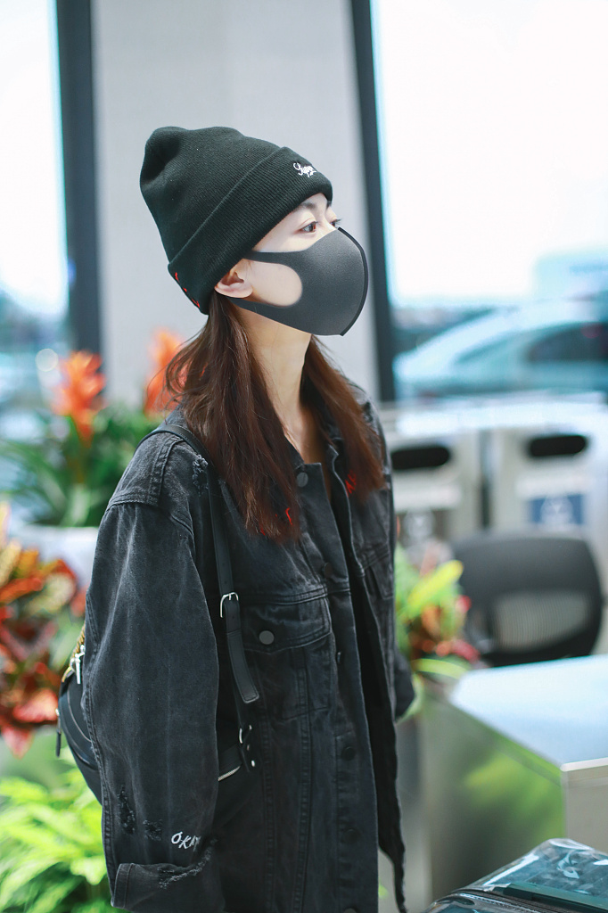 吴谨言素颜现身皮肤白皙 俏皮比V温婉可人