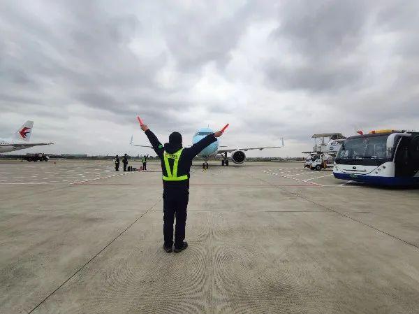 刚刚！飞机降落宁波！湖北民航复航后第一架飞往宁波的客运航班来了！