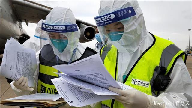 武汉天河机场海关为湖北首批援助巴基斯坦抗疫物资保驾护航