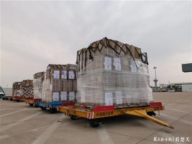 武汉天河机场海关为湖北首批援助巴基斯坦抗疫物资保驾护航