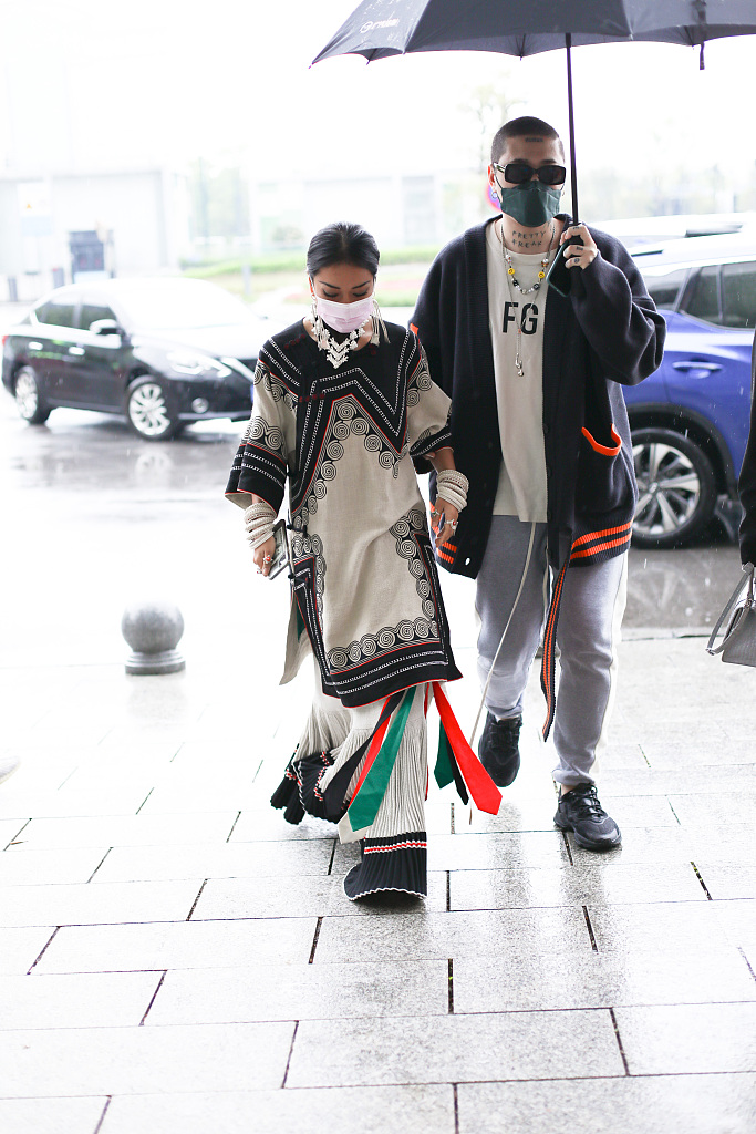 吉克隽逸冒雨撑伞录节目 穿民族风服饰个性十足