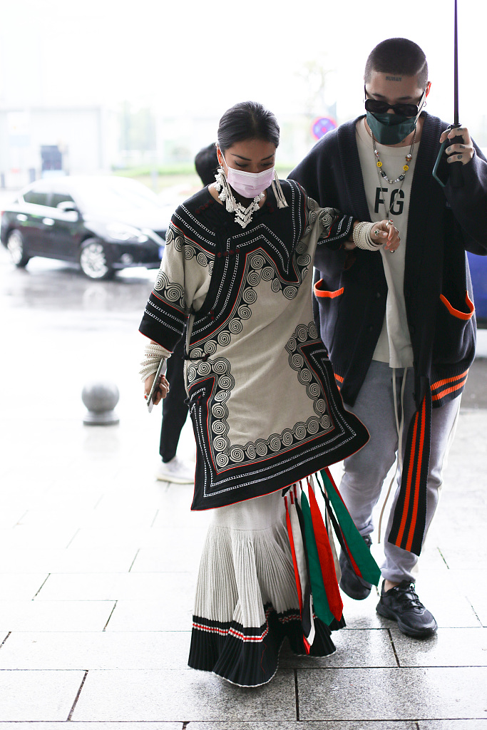吉克隽逸冒雨撑伞录节目 穿民族风服饰个性十足