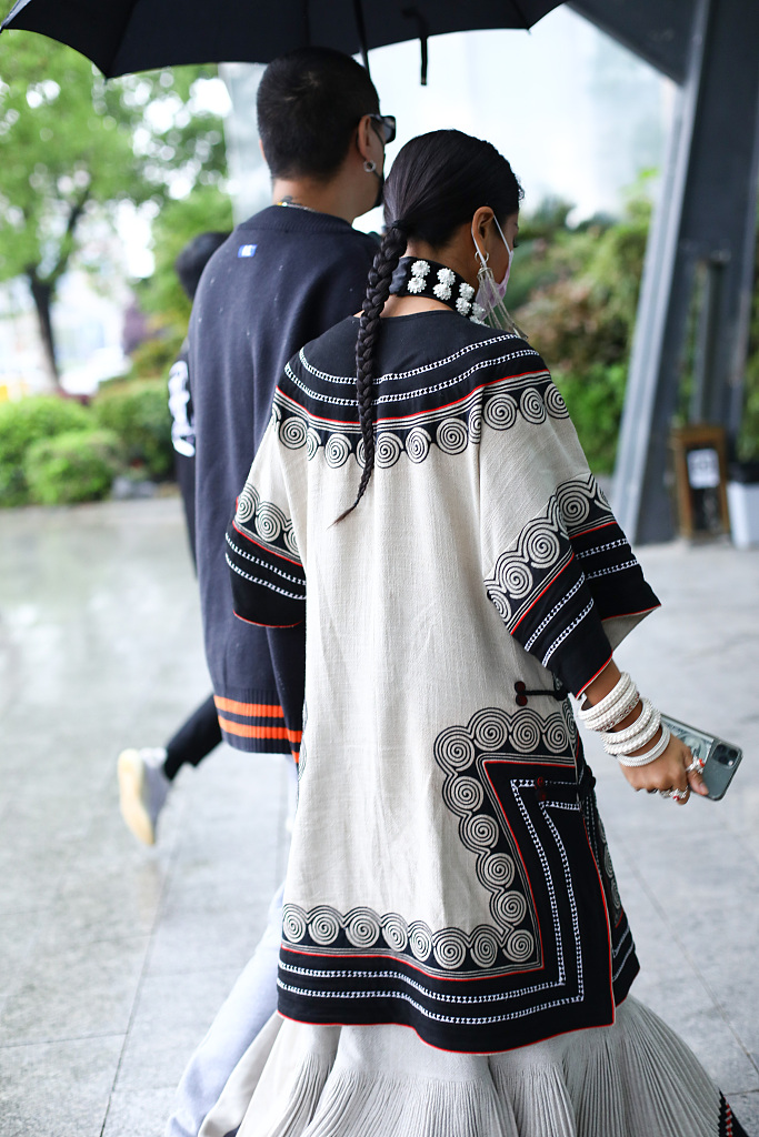 吉克隽逸冒雨撑伞录节目 穿民族风服饰个性十足