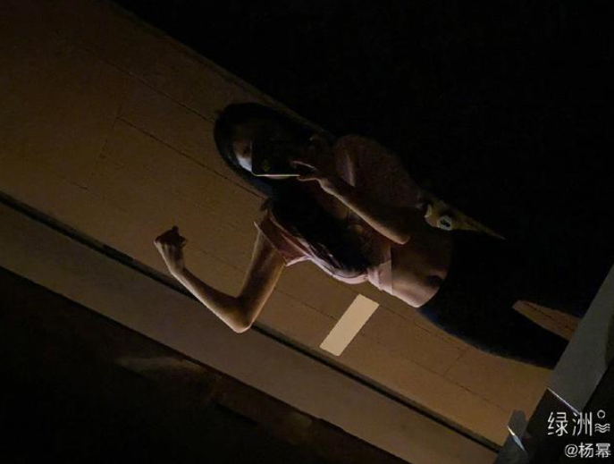 杨幂绿洲晒健身照 穿露腰上衣大秀优越马甲线