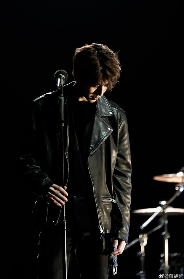 谢娜看《青你2》pick蔡徐坤 大赞他会唱跳会主持