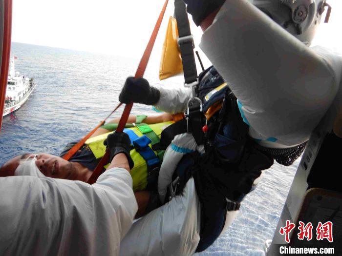 渔民海上突发急病 直升机出动接力海警救援