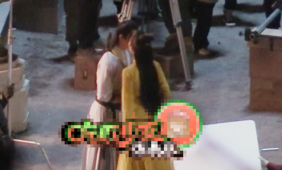 关晓彤侯明昊新剧路透 手牵手散步贴脸亲吻剧情甜