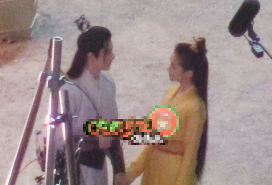 关晓彤侯明昊新剧路透 手牵手散步贴脸亲吻剧情甜