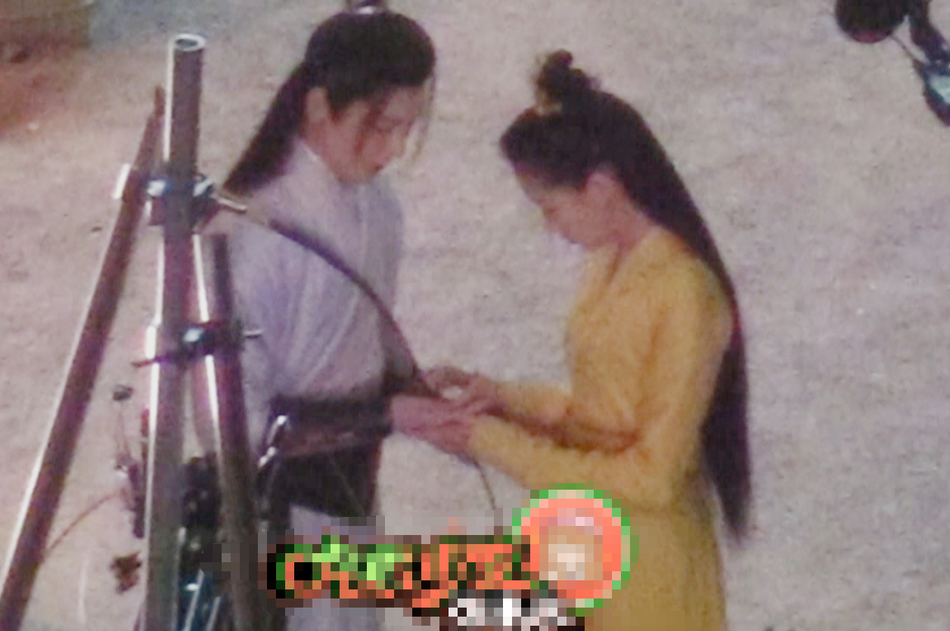 关晓彤侯明昊新剧路透 手牵手散步贴脸亲吻剧情甜