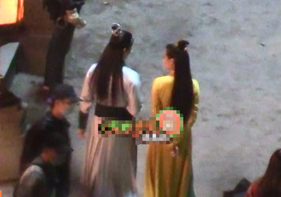 关晓彤侯明昊新剧路透 手牵手散步贴脸亲吻剧情甜