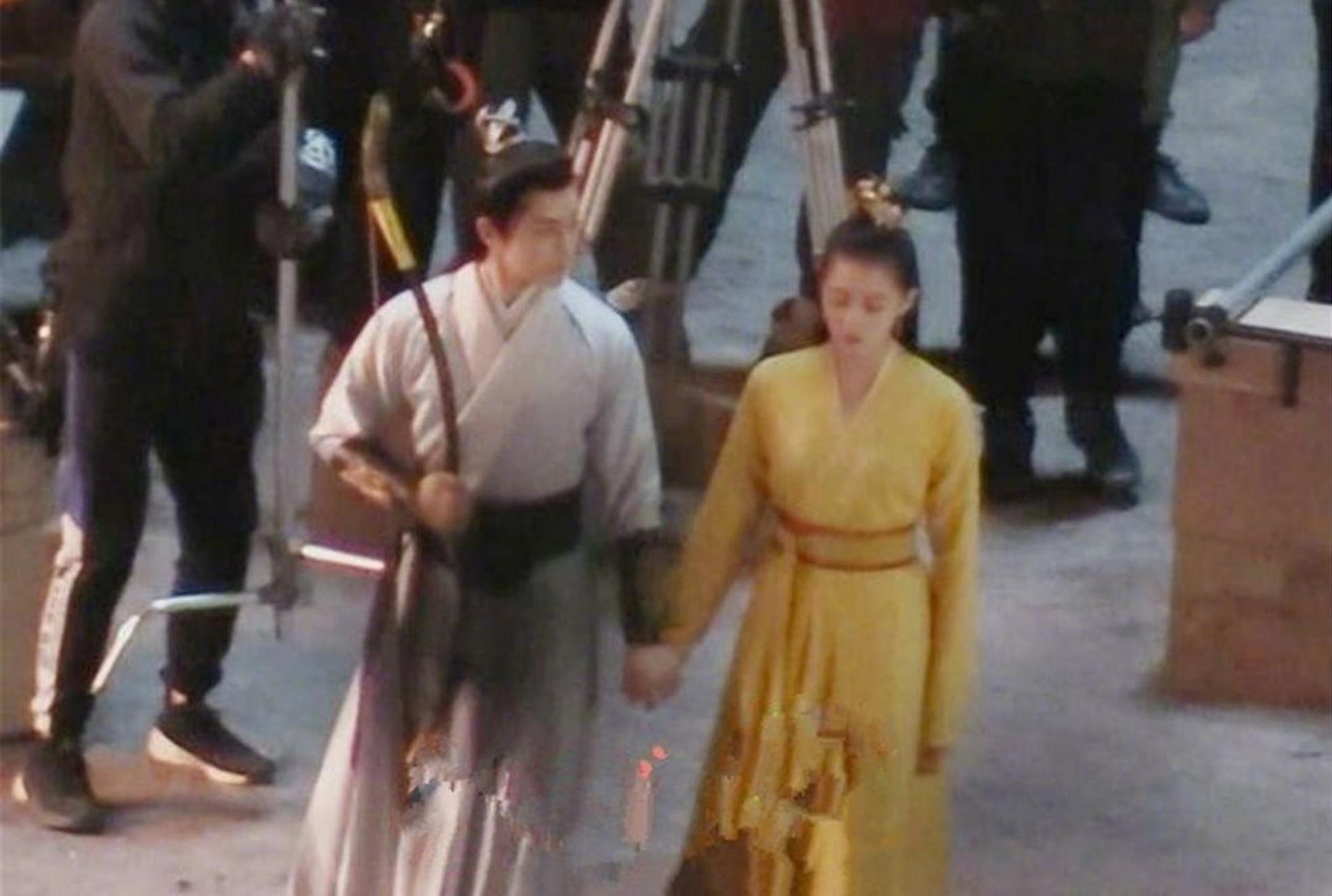 关晓彤侯明昊新剧路透 手牵手散步贴脸亲吻剧情甜