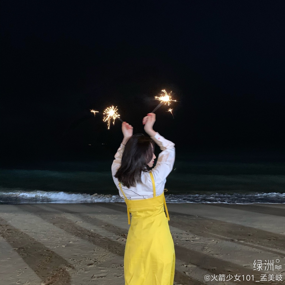 孟美岐晒海边美照 手拿烟花棒比心笑容超甜