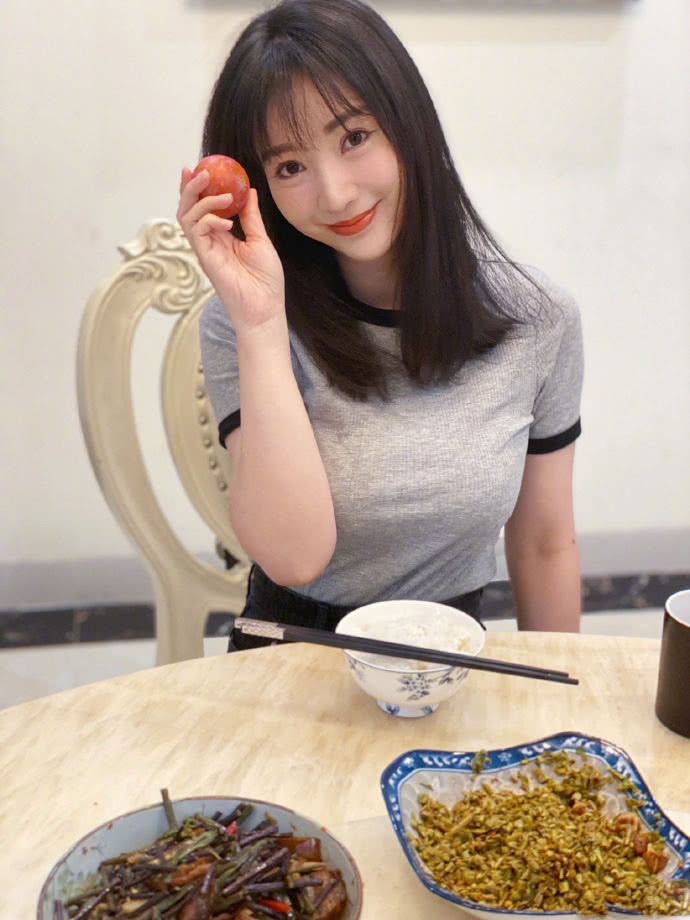 柳岩分享居家生活美照 蛮腰纤细好身材抢镜
