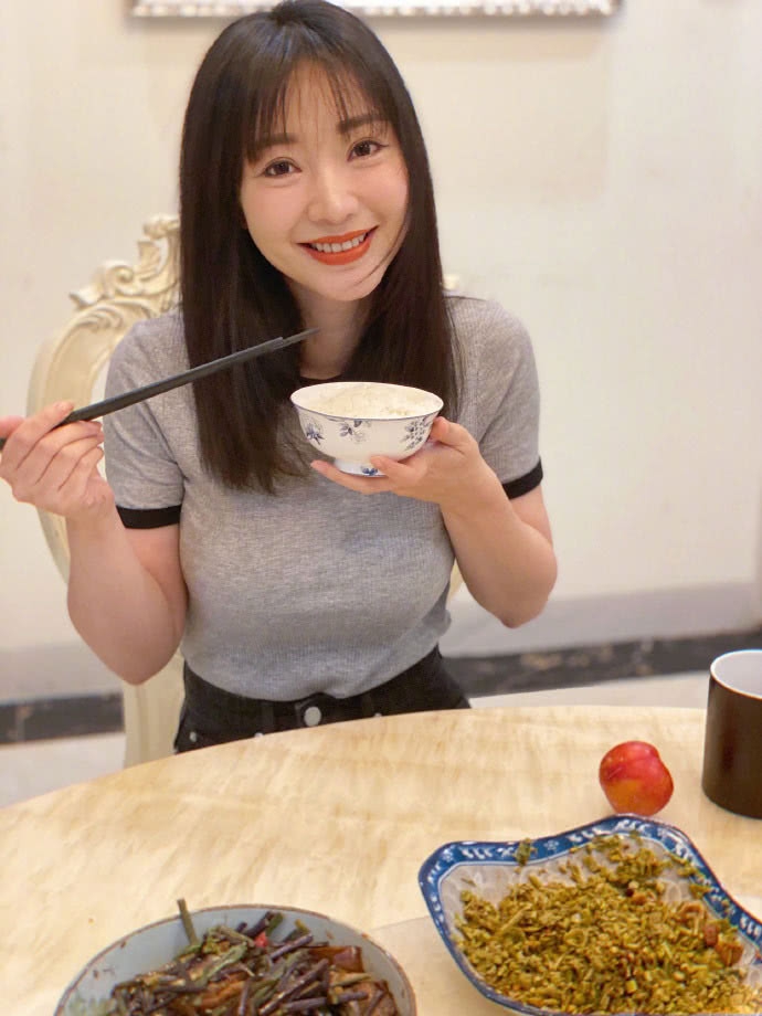 柳岩分享居家生活美照 蛮腰纤细好身材抢镜