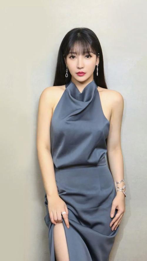 柳岩分享居家生活美照 蛮腰纤细好身材抢镜