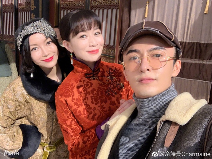 佘诗曼分享片场合照氛围融洽 穿旗袍留齐刘海显古典风韵